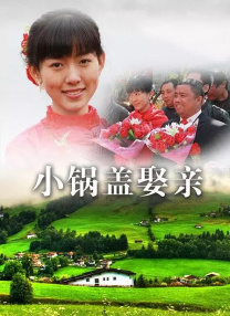 演员张俪身穿婚纱登台走秀，又换红色套装短裙拎购物袋变都市女郎，李艾干起老本行登台走秀，穿上抹胸婚纱展超模气场。
